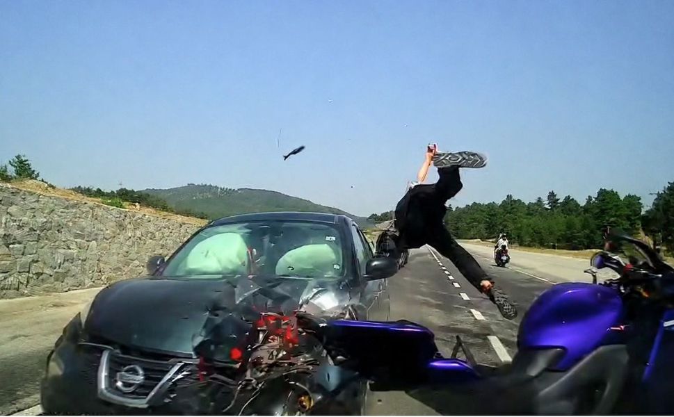 Motosiklet Sürücüsü Havaya Savruldu Kaza Anı Kamerada