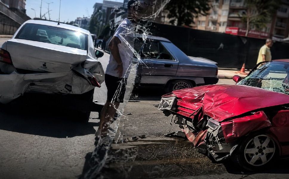 Uşak Dörtyol Kavşağı'nda Feci Kaza: 4 Yaralı