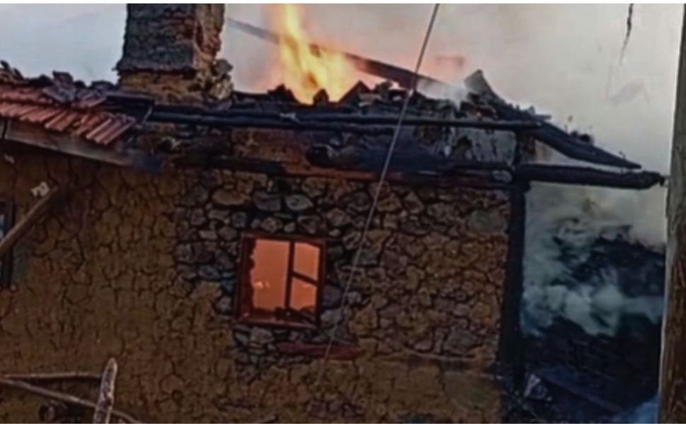 Uşak’ın Yaşamışlar Köyünde 2 katlı Ev Kül Oldu