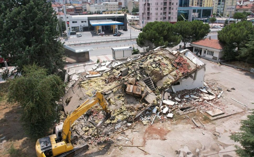 Uşak İl Özel İdaresi’ne Ait Eski Bina Yıkıldı