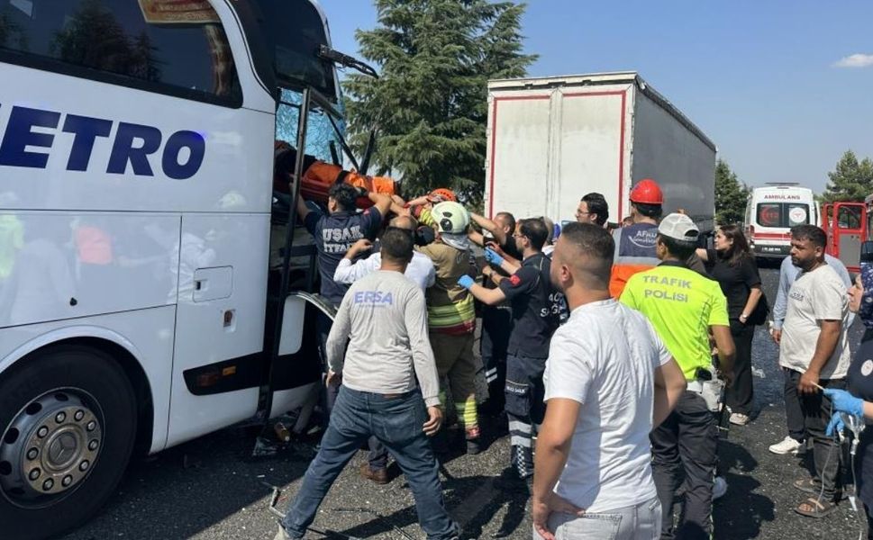 Didim Yolundaki Otobüs Uşak’ta Kamyona Çarptı