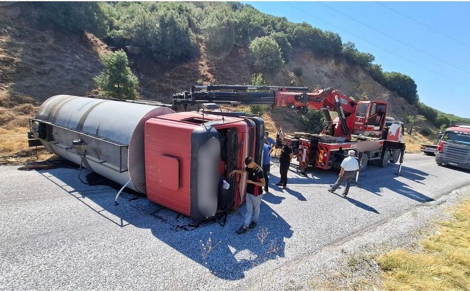 Uşak’ta Devrilen Zift Tankeri Yolu Trafiğe Kapandı