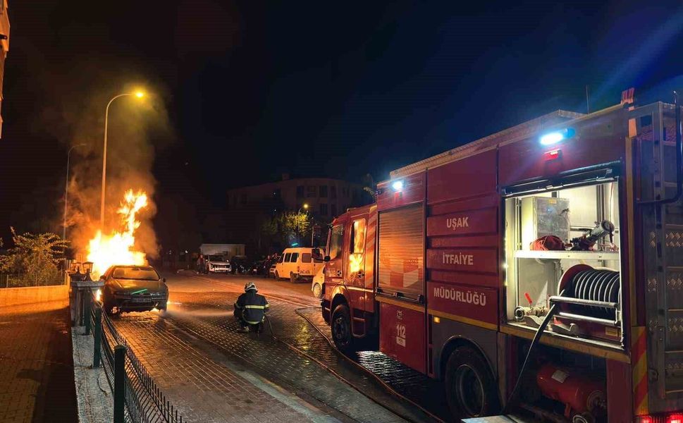 Uşak'ta park halindeki otomobil yandı