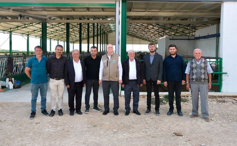 Şemsi Bayraktar Uşak’ta Robotik Sistemlerle Süt Üretimi Yapılan Çiftliği İnceledi