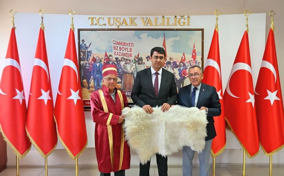 Uşak Valisi Kartal Yılın Ahisi ’ne Kaftan Giydirdi