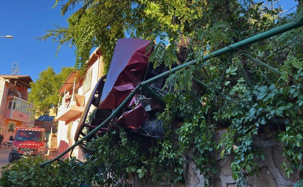 Uşak’ta bir otomobil ampul gibi havada asılı kaldı