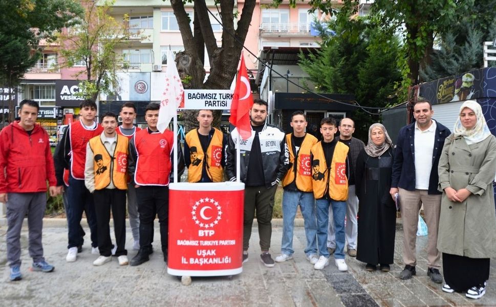 BTP Uşak İl Teşkilatı 25. Yılını Pasta keserek Kutladı