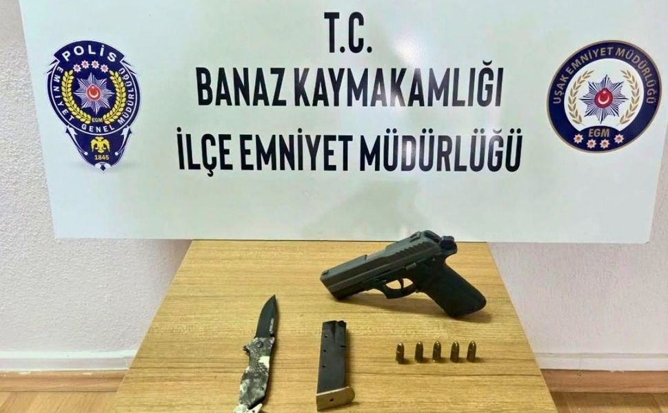 Uşak’ın Banaz ilçesinde üzerinde silah ve bıçak yakalandı