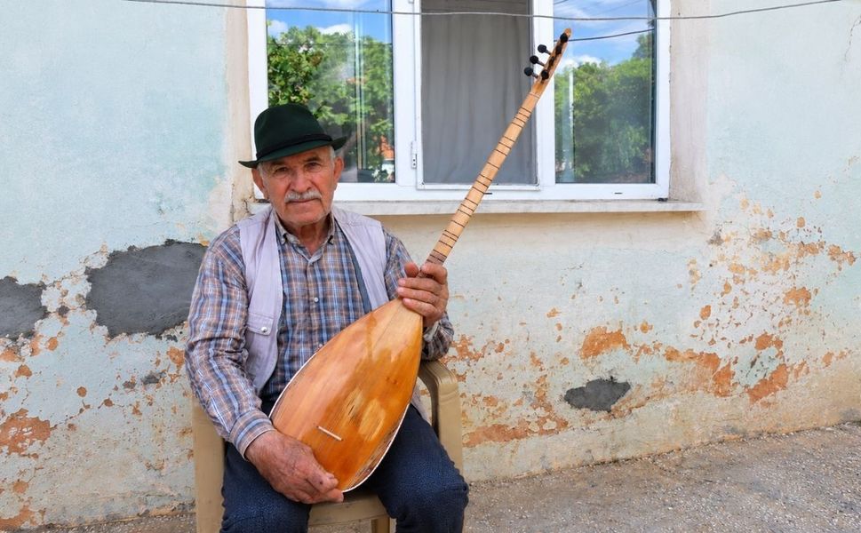 Dede Lakaplı 75 Yaşındaki İbrahim Amca Yaşadığı Hisleri Saza Döküyor