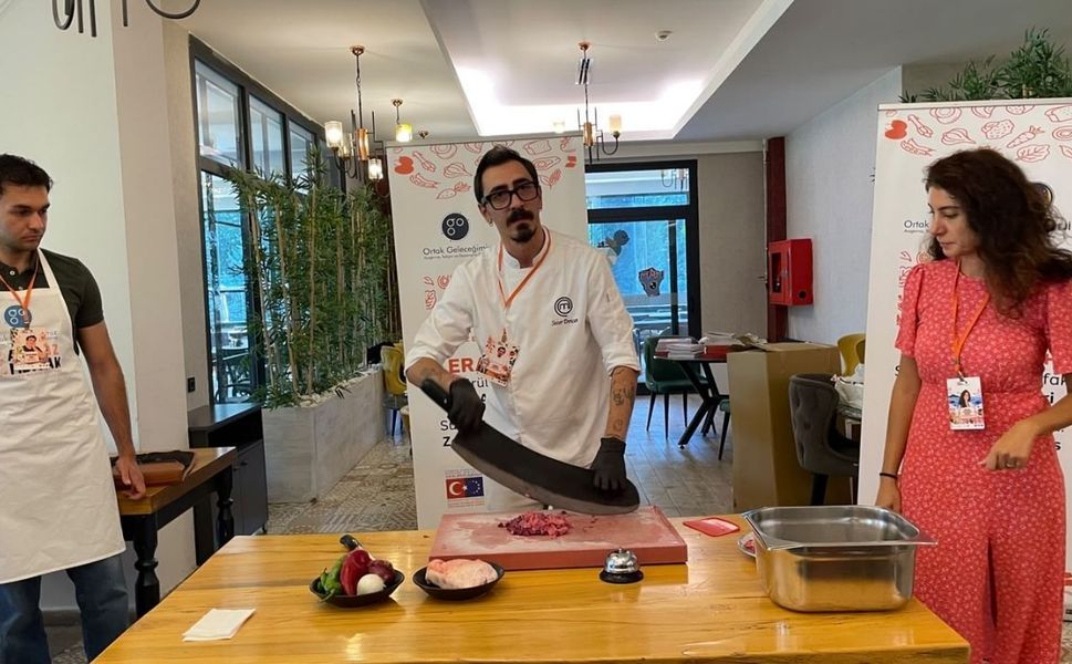 MasterChef Şampiyonu Sezer Dirican’dan Uşak’ta Antep Kebabı