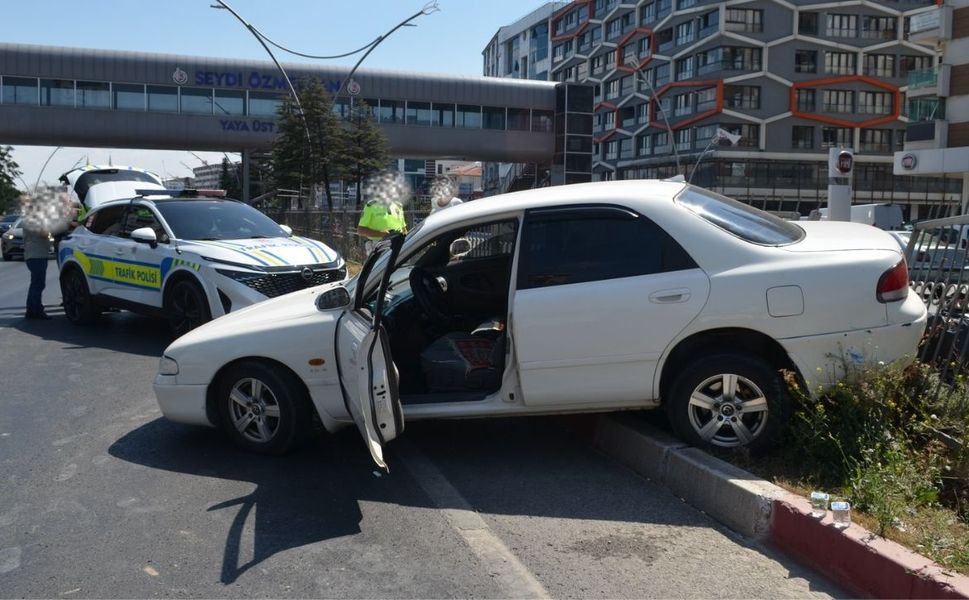 Uşak Gazi Bulvarı’nda Kaza! Otomobil Orta Refüje Çıktı