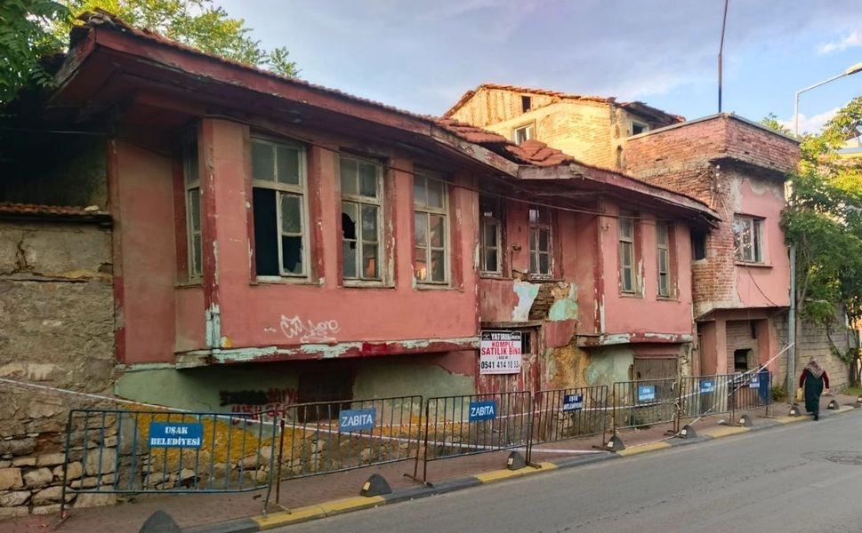 Uşak’ın Hatıraları Bir Bir Yok Oluyor Tarihi Hamam da Gidici