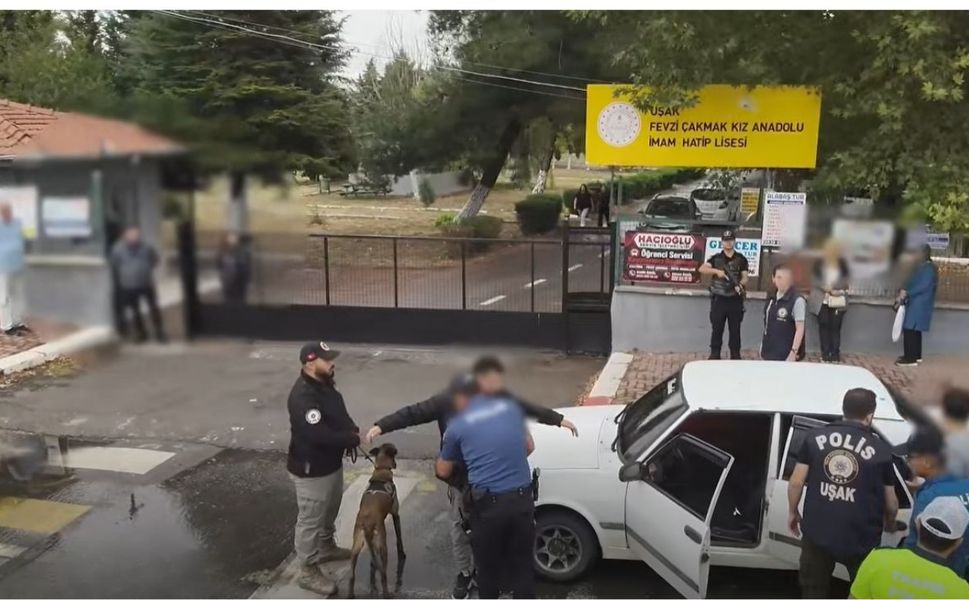 Uşak’ta 261 Polis Okul Önlerinde Kuş Uçurtmadı