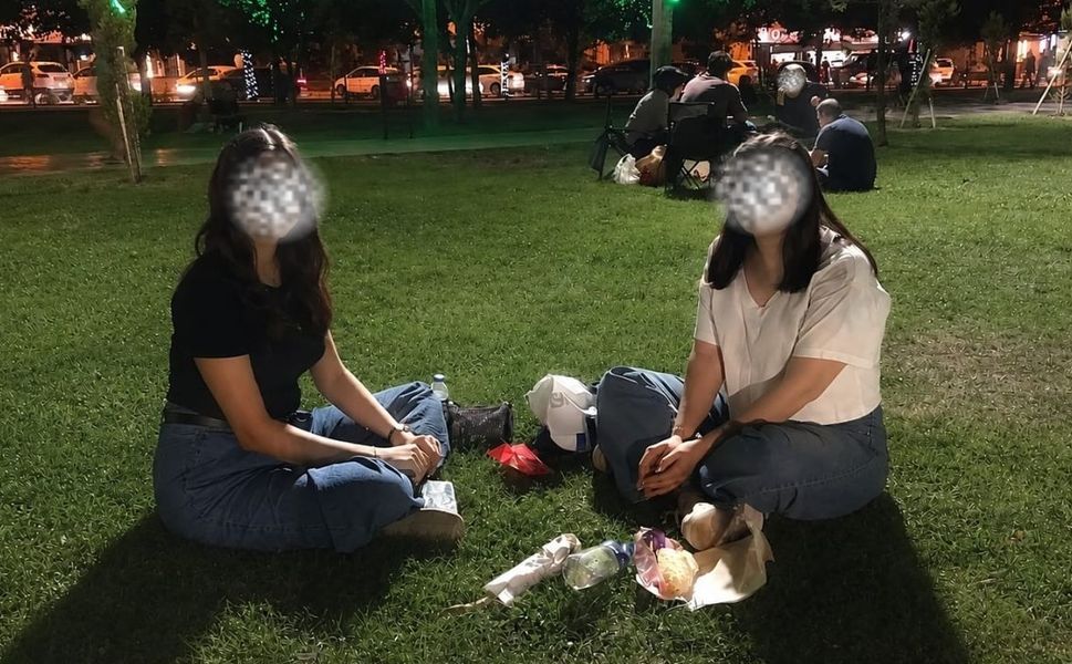 Uşak’ta Kafeler Boşaldı, Çimler Doldu: Nedeni Bakın Ne Çıktı