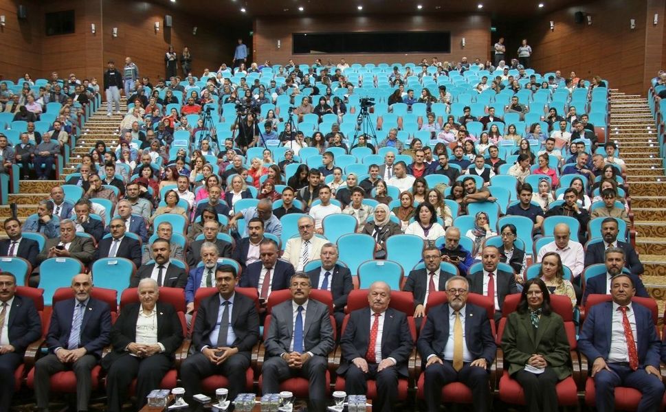 Uşak'ta 'Timsal Karabekir ile Tarihin Kalbine Yolculuk' söyleşisi