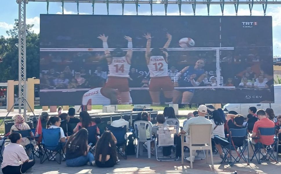 Filenin Sultanlarının Final Sevinci Uşak'ta Dev Ekranda İzlendi