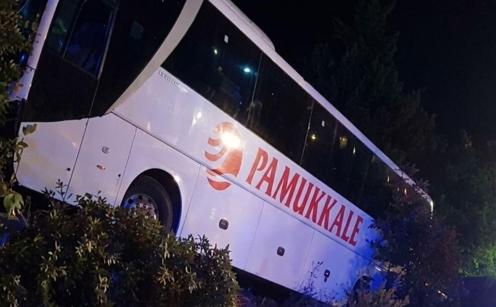 Yolcu Otobüsü Kaza Yaptı: 18 Yaralı