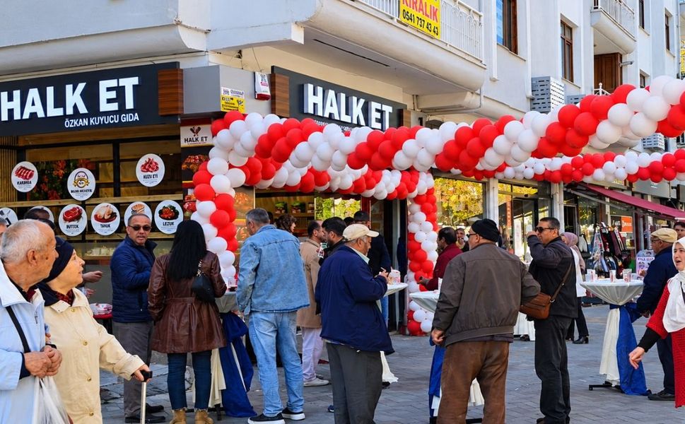 Uşak’ta Halk Et Açıldı! Vatandaşlardan Yoğun İlgi