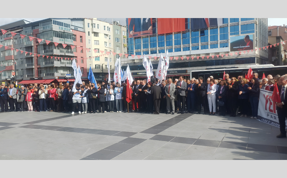 Uşak’ta Bazı Parti ve STK’lar Anıta Çelenk Sundu