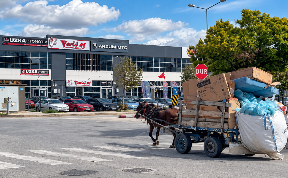 Uşak'ta At Arabalarıyla Ekmek Mücadelesi