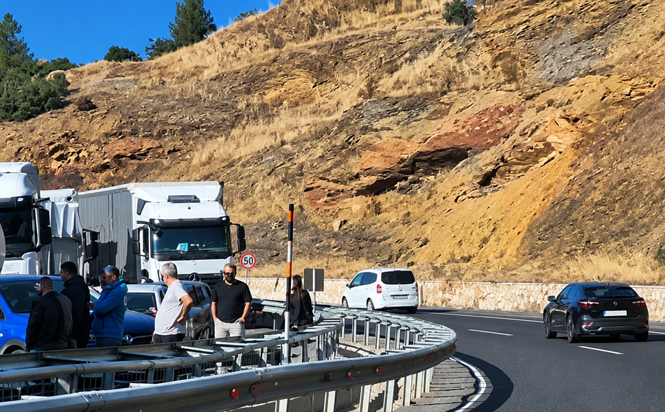 Uşak-İzmir Karayolu’nda Trafik Felç Oldu