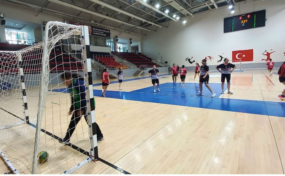 Genç Kızlar Hentbolda Uşak Spor Lisesi Farkı: 22-5
