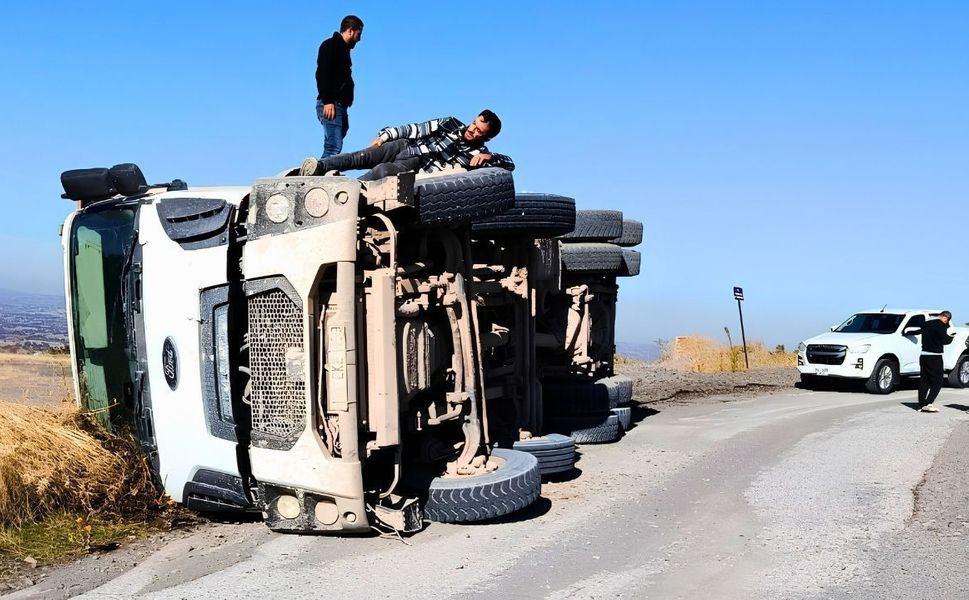 Uşak'ta Hafriyat Kamyonu Devrildi
