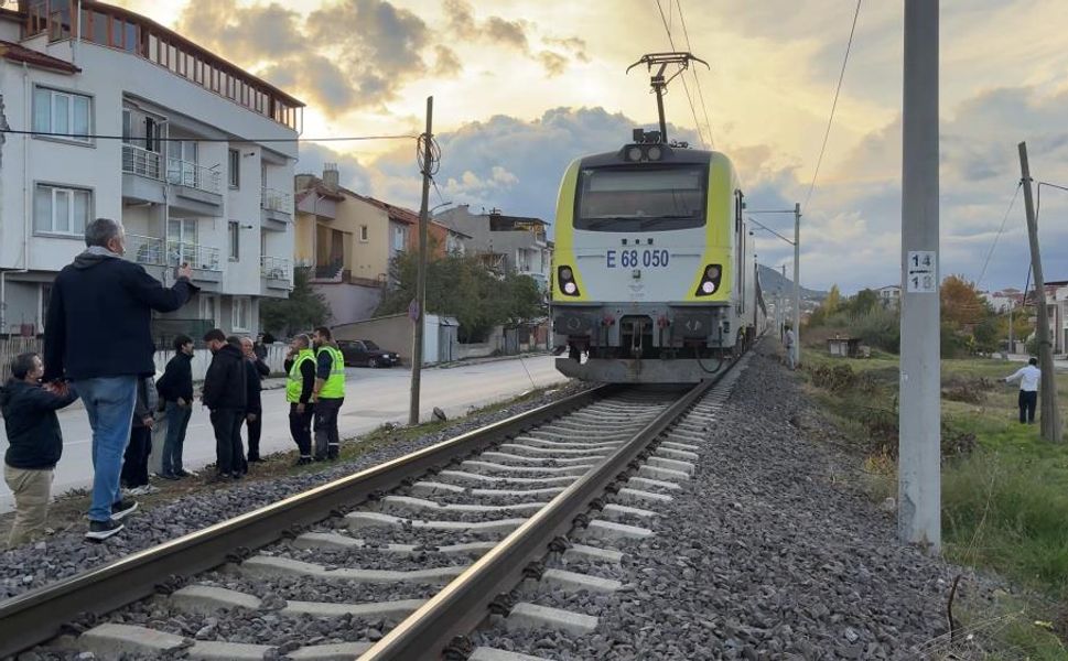 Kütahya'da Tren Kazası: Bir Genç Hayatını Kaybetti