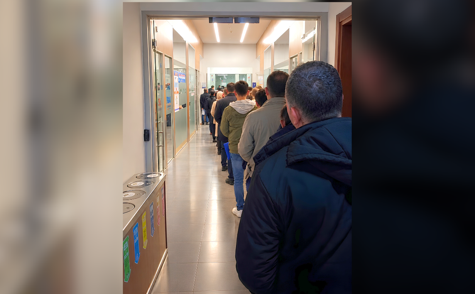 Uşak’ta 29 Ekim’de Çalışmak İsteyen Esnaf Uzun Kuyruklar Oluşturdu