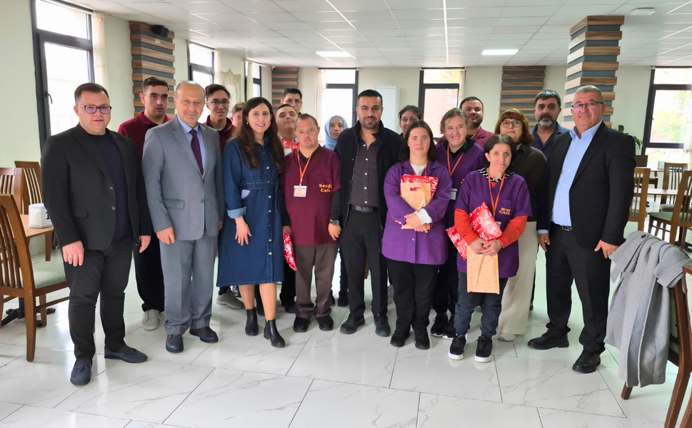 Uşak Sevgi Kafe Çalışanı Mert'in Doğum Günü Mutluluğu