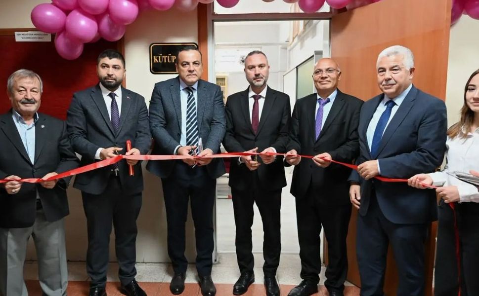 Uşak’ta Banazlılar Derneğinden Liseye Kütüphane Desteği