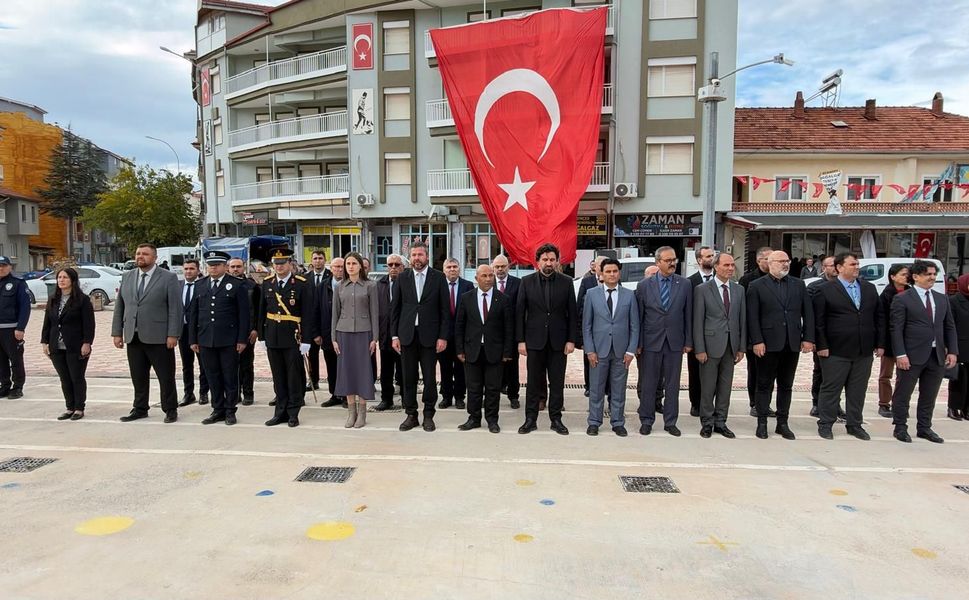 Sivaslı'da Cumhuriyet Bayramı Coşkusu Çelenk Töreniyle Başladı