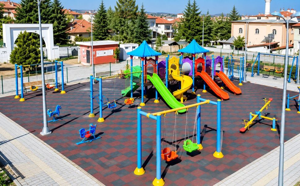 Sivaslı’da Fatih Parkı Yenilendi: Çocuklar İçin Daha Güvenli Hale Getirildi