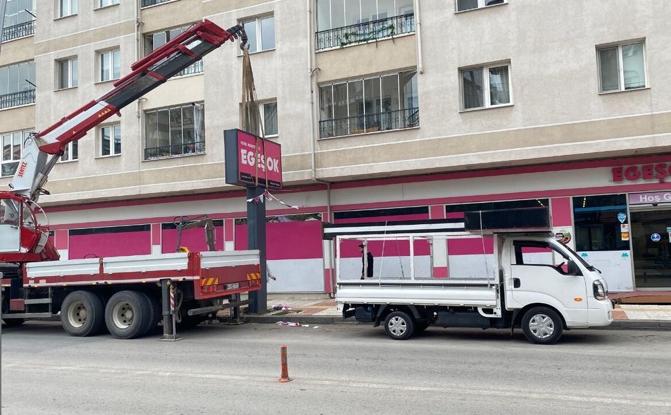 Uşak’ta Kaldırımlardaki Totemler Kaldırılıyor