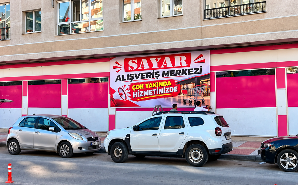 Uşak'ta Kapanan Marketin Yerine Sayar Geliyor