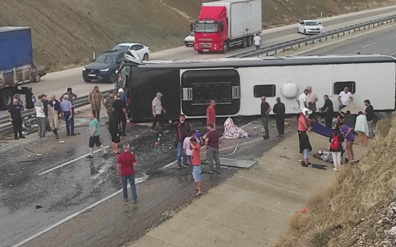 Antalyada Otobüs Devrildi