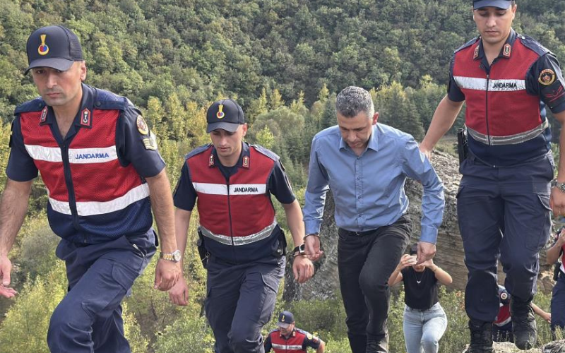 Kayalıklardann Düştü Kadın