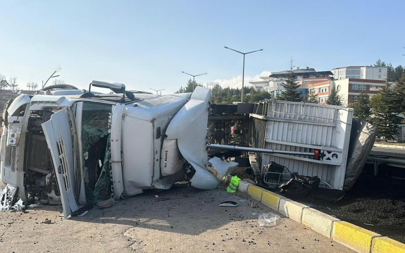 Kömür Kamyonu Uşak'ta Devrildi