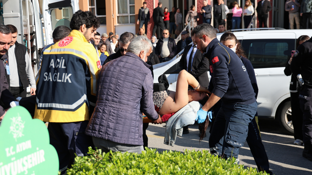 Sırtından Bıçakladı