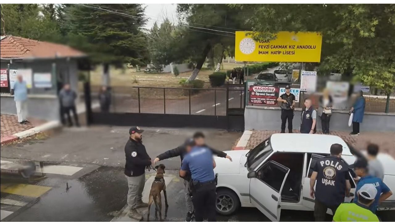Uşak’ta 261 Polis Okul Önlerinde Kuş Uçurtmadı