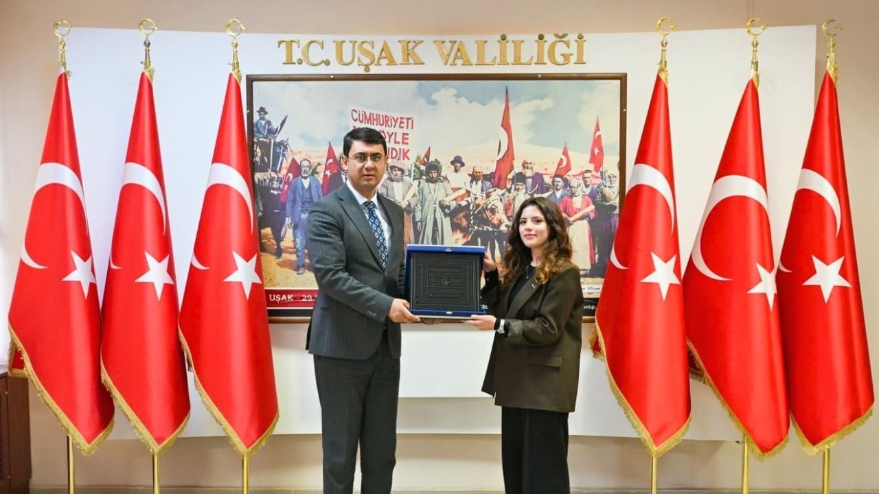 Ahilik Sancağı Uşak Valisi Dr. Serdar Kartal’a Takdim Edildi