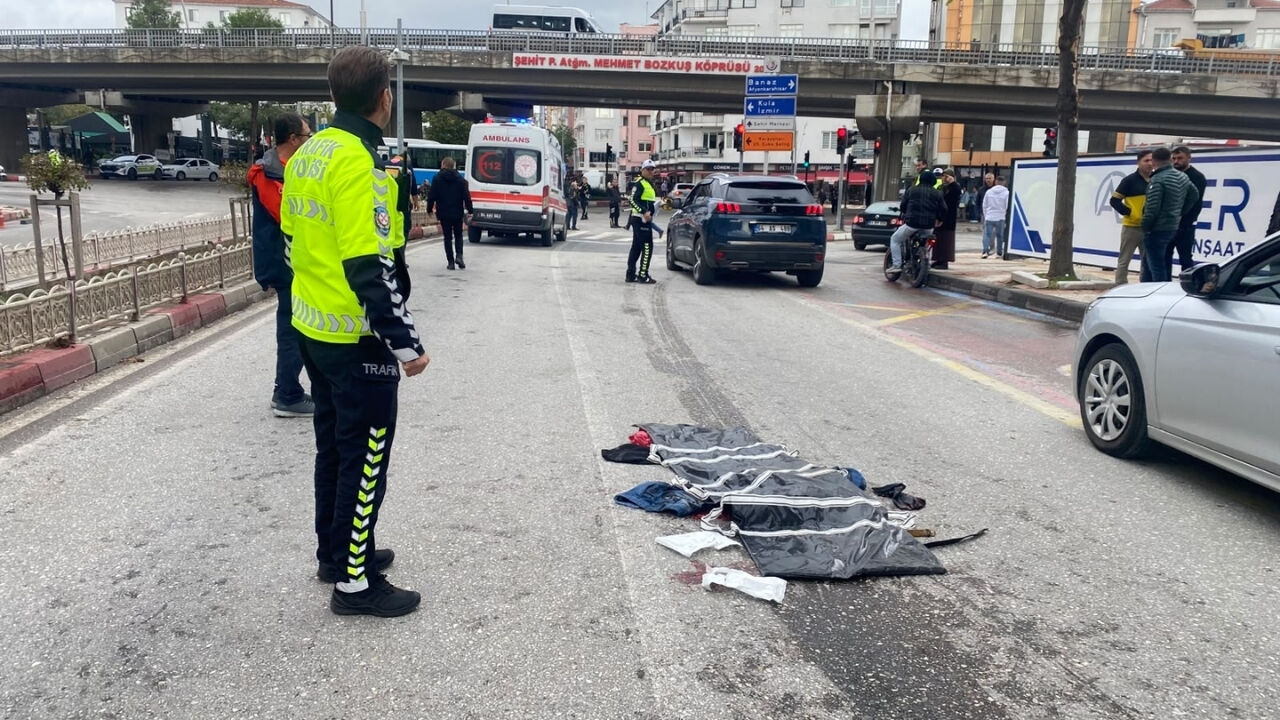 Uşak’ta Yaşlı Adama Tır Çarptı! Olay Anı Kameralara Yansıdı