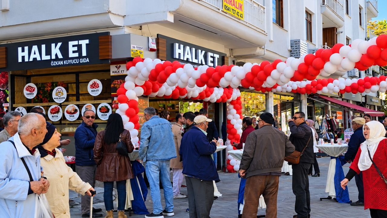 Uşak’ta Halk Et Açıldı! Vatandaşlardan Yoğun İlgi