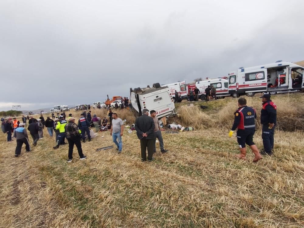 Afyonkarahisar’da Midibüs Şarampole Devrildi: 25 Yaralı
