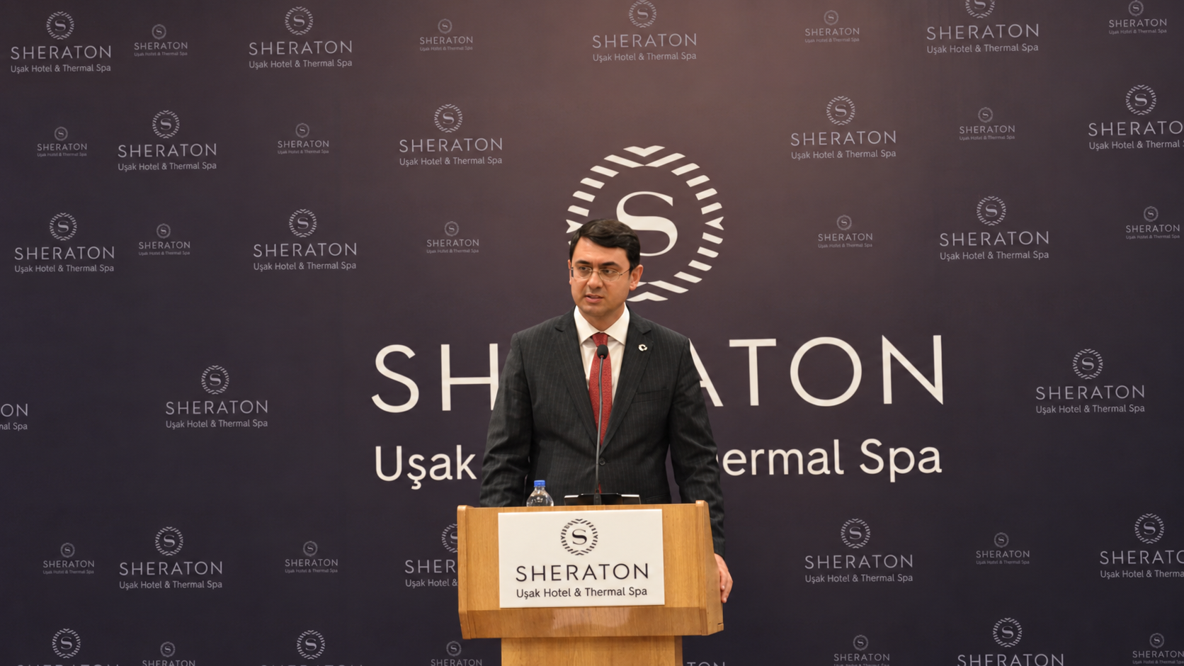 Sheraton Uşak'ta Kürsüde Konuşmacı