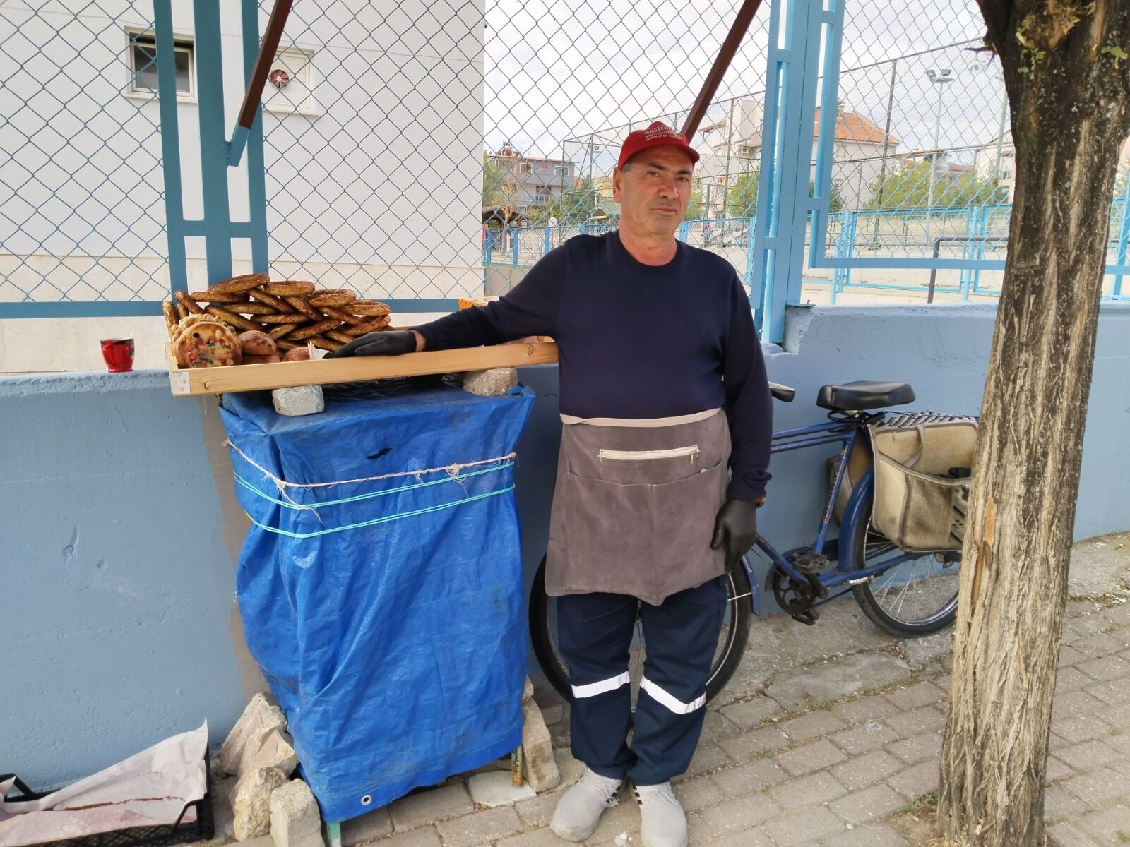 Ömrünü simit tablasına ve bisikletine adadı 40 yıllık emek