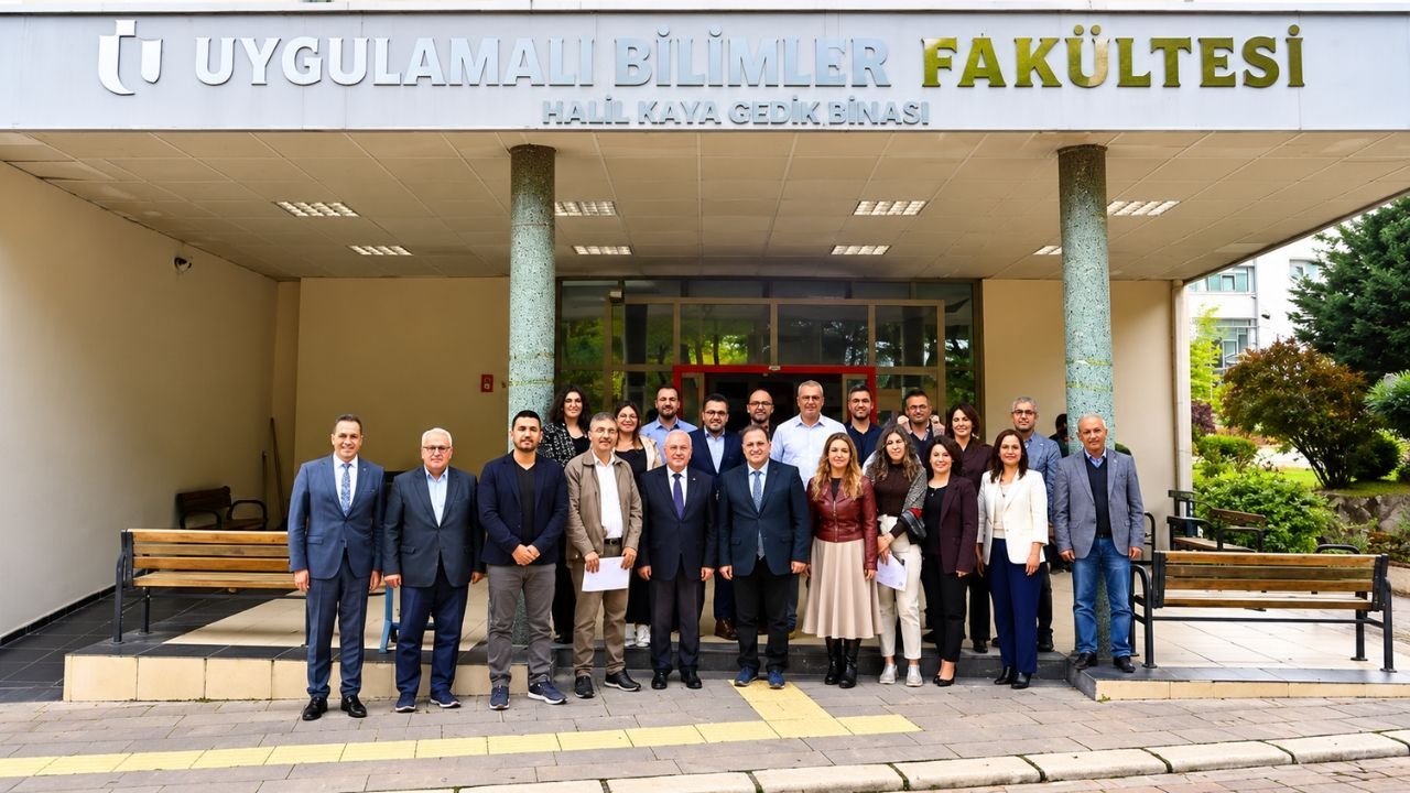 Uşak Üniversitesi Rektörü Demir’den Başarılı Akademisyenlere Teşekkür Belgesi